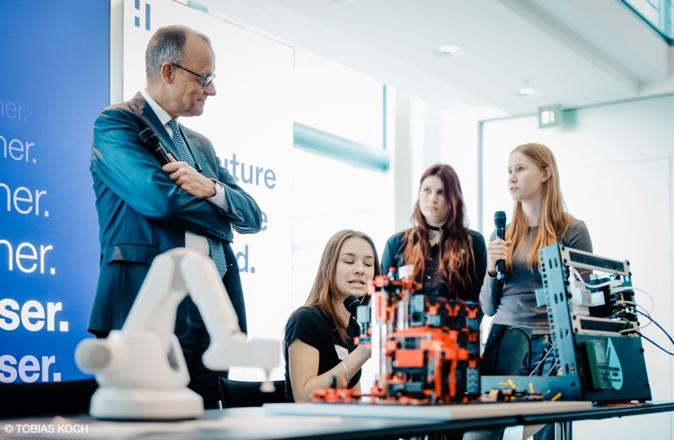 Girls'Day-Teilnehmerinnen mit technischen Geräten