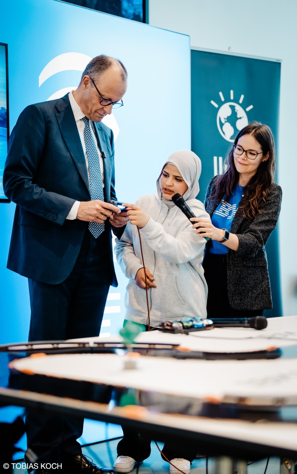 Bundeskanzler Merz mit Girls'Day-Teilnehmerin