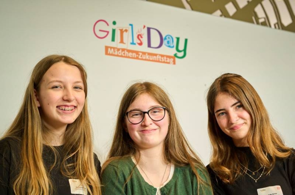 Drei Mädchen vorm Girls'Day-Banner