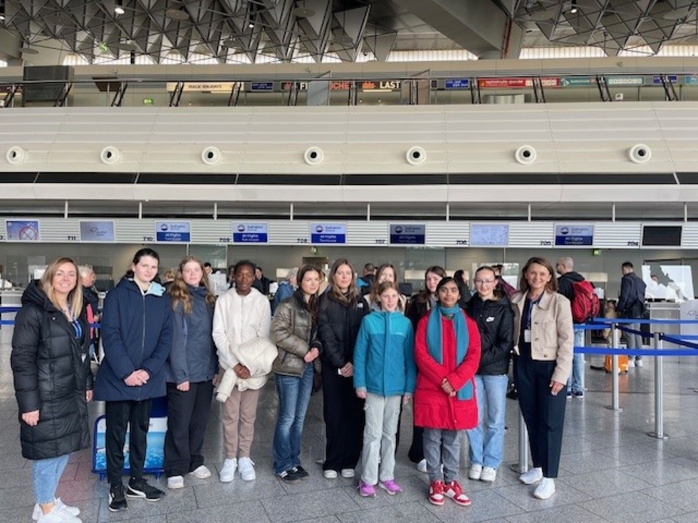 Gruppenbild mit Girls'Day-Teilnehmerinnen in Flughafenhalle